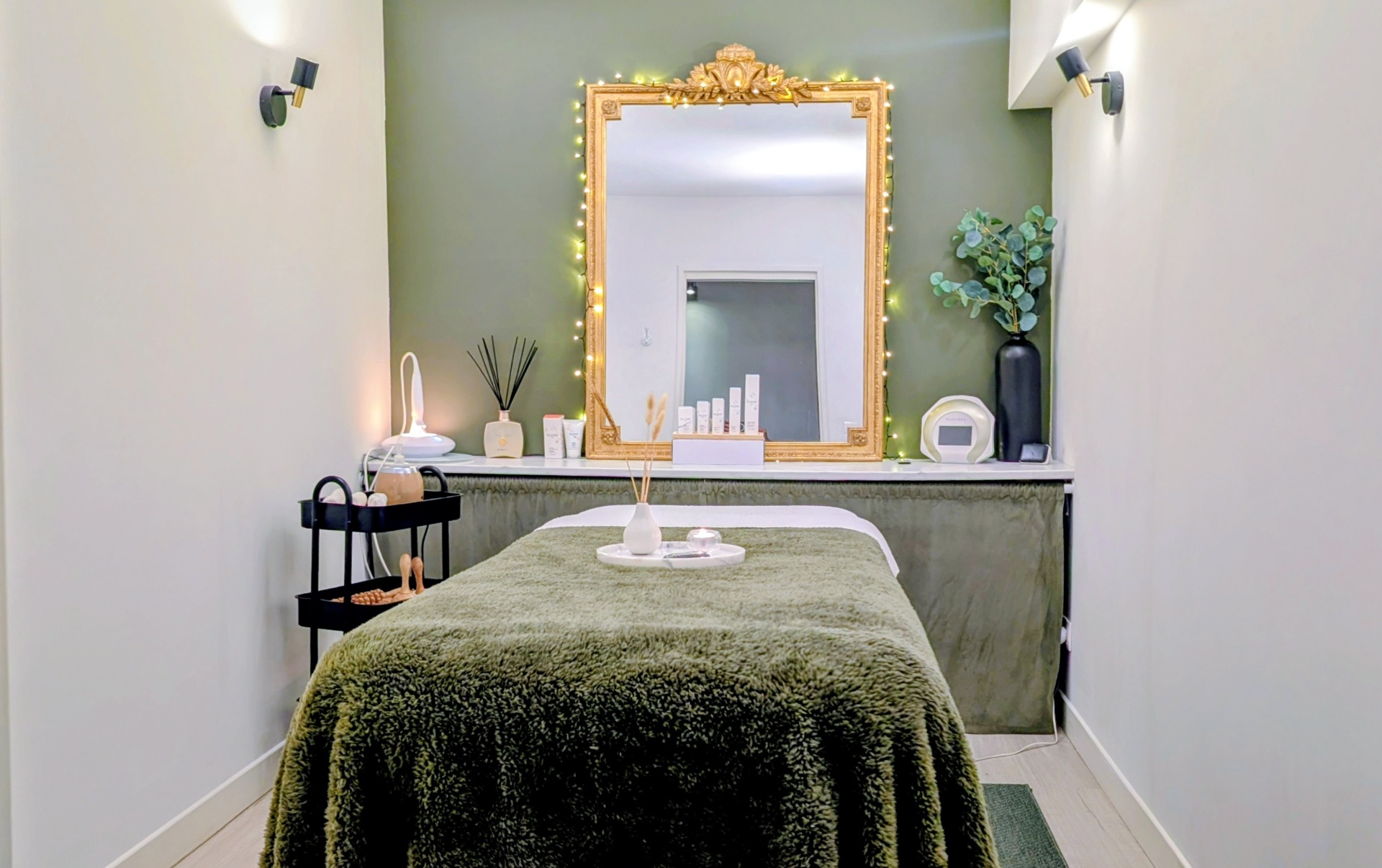 Cabine du Studio — miroir doré et lit de soin